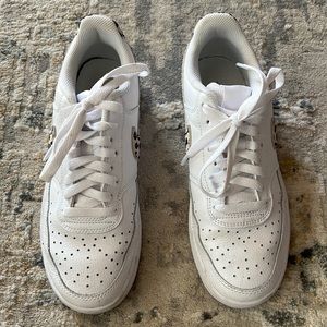 NIKE WOMENS COURT VISION LOW SNEAKER - WHITE